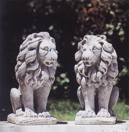 ライオン（左）